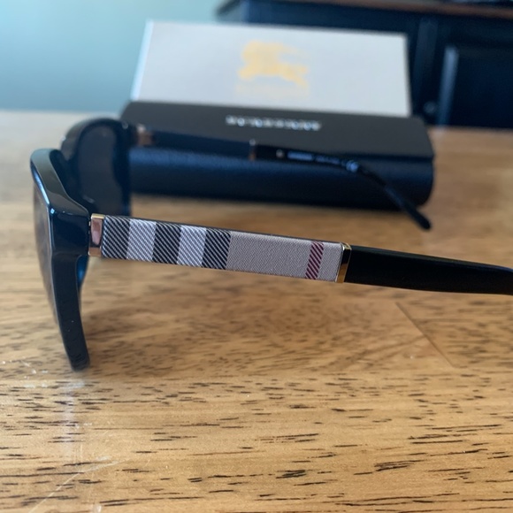 Authentic Black Burberry Square Sunglasses - Picture 5 of 8